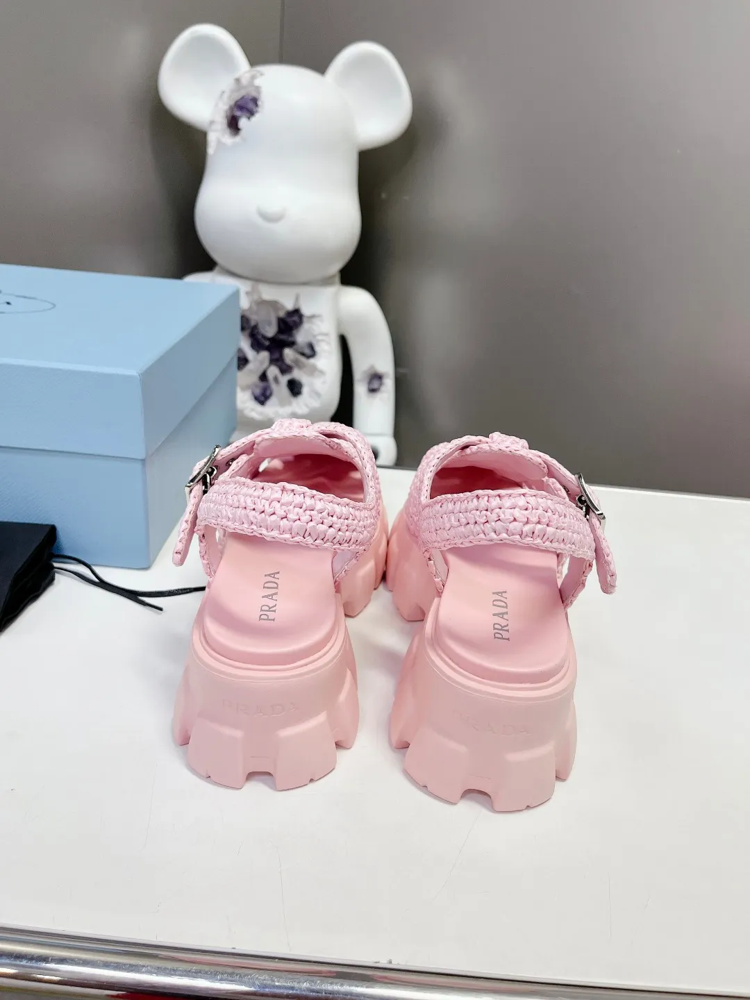👟👟Ex-factory price 640👟👟 Straw 2023 exclusive version super hot🎊🎊🎊hot prada Prada cage shoes sawtooth Roman braided thick-soled rubber sandals retro fashionable and avant-garde gear teeth 55mm Thick-soled soles, the upper perfectly restores the original craftsmanship, and is made of purely hand-woven uppers. The cost is extremely high, making the whole pair of shoes light and comfortable, full of holiday feel, and bright colors 💐💐💐💐 to satisfy a variety of choices for fashionable people with different styles! The iconic metal triangle logo is paired with the shape of ancient beach sandals. Every design element is fashionable! Code number 35-40